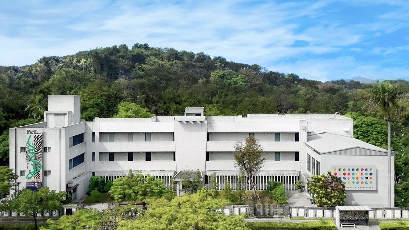 ▼ 座落於高雄市鼓山區的金馬賓館當代美術館，依傍壽山自然國家公園，後山遙望台灣西海岸