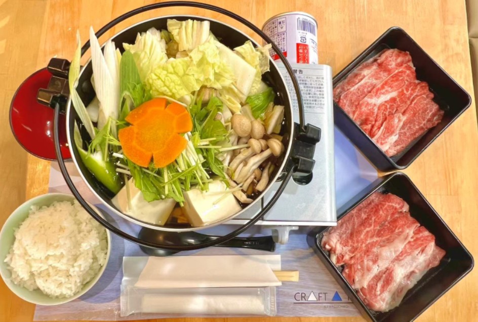 ▼ 神戶牛涮涮鍋：享用日本三大和牛代表之一-神戶牛，細膩的油花如同雪花般融化，每一塊神戶牛都擁有如大理石般美麗的油花，這是它入口即化的秘密。油脂與瘦肉完美交織，造就了豐富的口感層次。