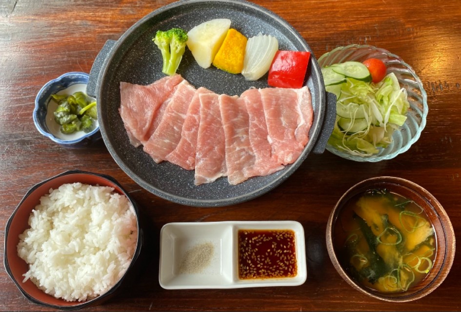 ▼ 飛驒旨豚定食:日本北陸祕境「飛驒」,不僅孕育了世界聞名的「飛驒牛」,還有足以誇耀於世的傑作「飛驒旨豚」。宛如初雪般潔白晶瑩的脂肪,一種接近頂級奶油的甘甜與清香,在口中化為豐腴而不膩的肉汁。 ▼ 飛驒旨豚定食:日本北陸祕境「飛驒」,不僅孕育了世界聞名的「飛驒牛」,還有足以誇耀於世的傑作「飛驒旨豚」。宛如初雪般潔白晶瑩的脂肪,一種接近頂級奶油的甘甜與清香,在口中化為豐腴而不膩的肉汁。