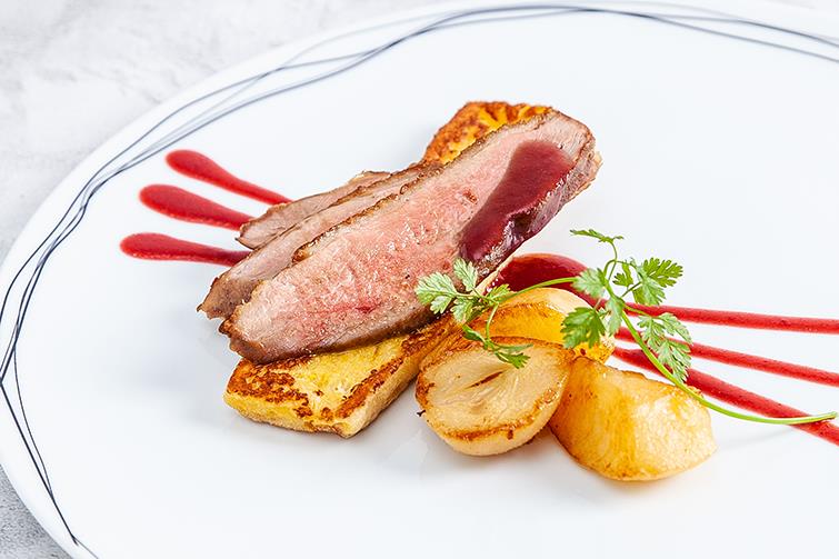 ▼PURE歐式餐廳:主廚除了親自探訪食材產地,固定每週兩次親至陽明山專屬的蔬果栽培區栽種 ▼PURE歐式餐廳:主廚除了親自探訪食材產地,固定每週兩次親至陽明山專屬的蔬果栽培區栽種