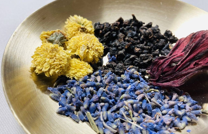 ▼【採茶+花草茶包拼配】方案：尋找最適合自己的香氣和味道 (圖片僅供參考，花草/水果依現場提供為準)