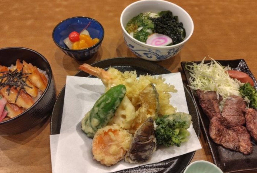 ▼ 午餐(豪華天婦羅定食)：角是麵衣金黃酥脆的什錦天婦羅，集結鮮蝦與季節時蔬的精華，香氣十足的牛肉與滑順Q彈的烏龍麵。