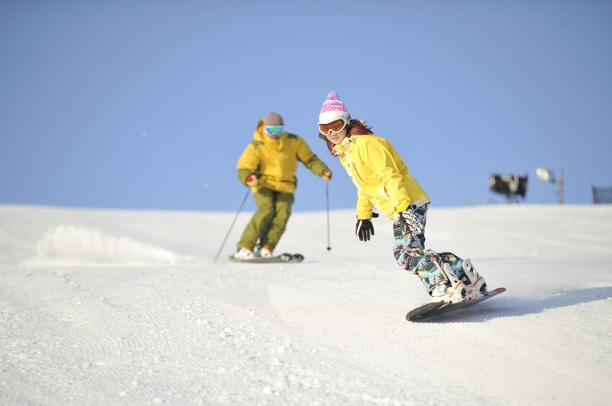 ▼ 可以選擇單板租借，馳騁在雪場上