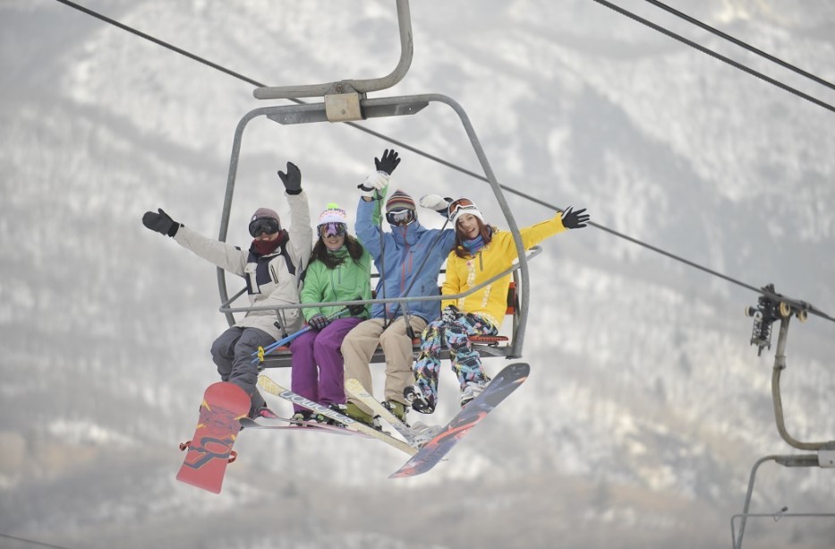 ▼ 滑雪用吊車 (選擇滑雪方案者，費用包含在內)