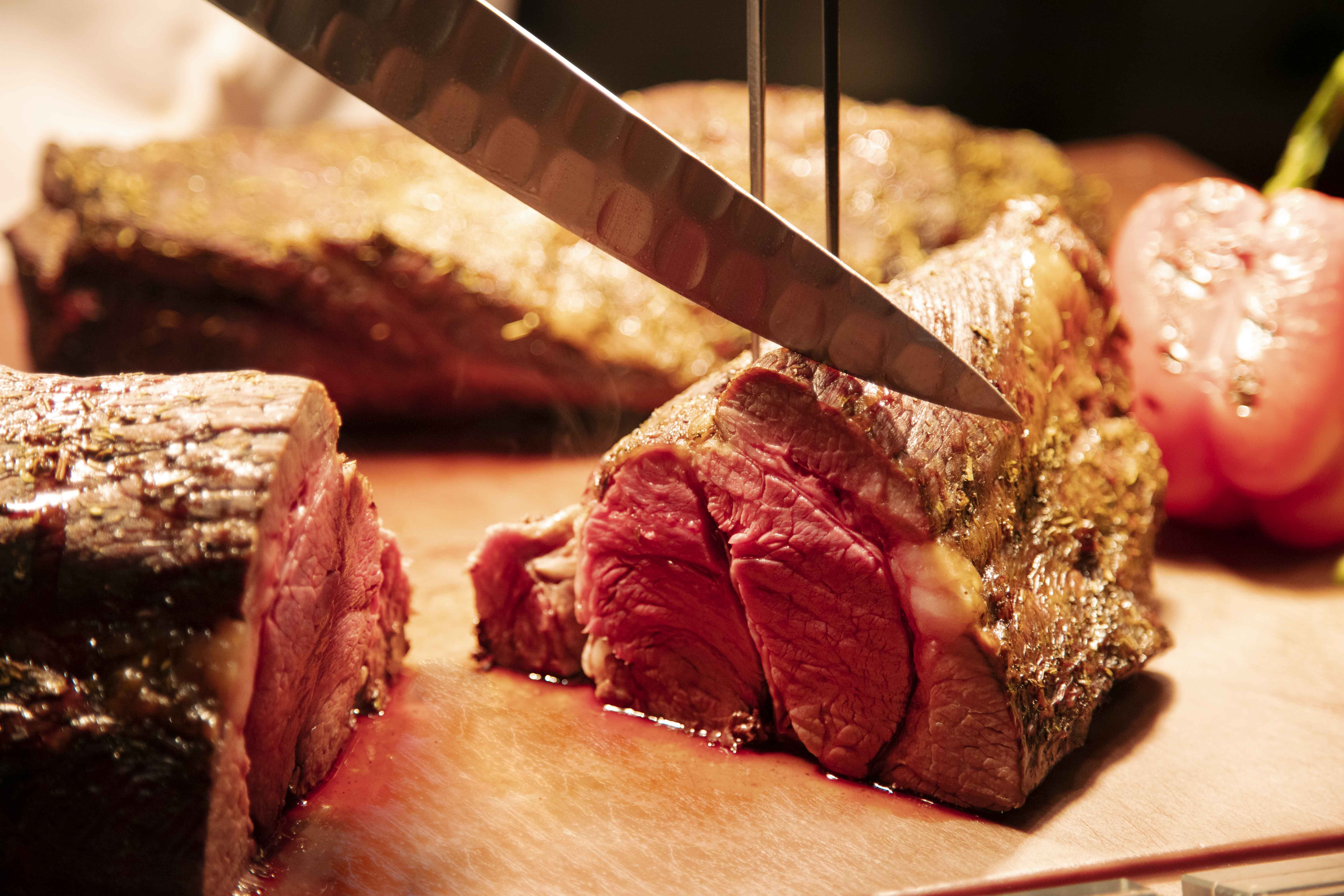 ▼美味的爐烤牛排,香氣濃郁、外焦內嫩。完美火候鎖住肉汁,滿足愛肉饕客的味蕾 ▼美味的爐烤牛排,香氣濃郁、外焦內嫩。完美火候鎖住肉汁,滿足愛肉饕客的味蕾