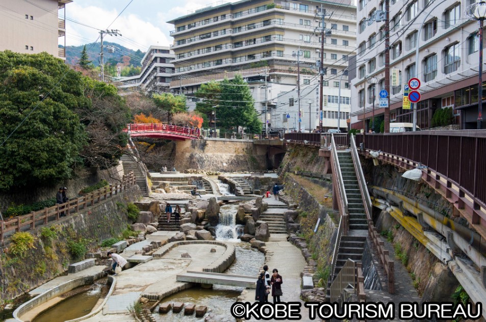 ▼ 有馬溫泉區,温泉街位於六甲山的北側,街上有大型酒店和旅館。位於温泉街中心的太閣街上有很多紀念品商店,可供選購伴手禮 ▼ 有馬溫泉區,温泉街位於六甲山的北側,街上有大型酒店和旅館。位於温泉街中心的太閣街上有很多紀念品商店,可供選購伴手禮