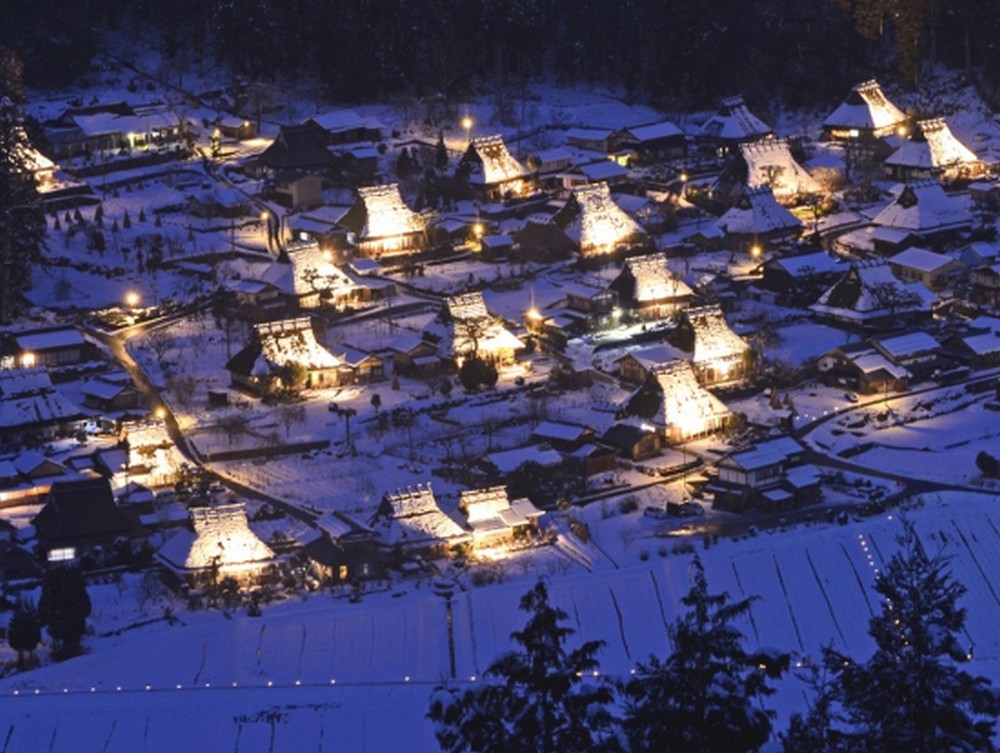 ▼ 懷舊的日本原始風貌 38棟的茅葺之里草屋聚落 ▼ 懷舊的日本原始風貌 38棟的茅葺之里草屋聚落